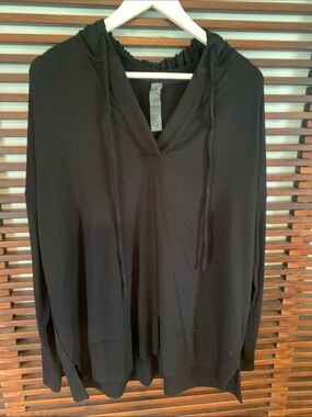 🎉NEW LISTING!🎉Lou & Grey Black Hooded Pullover Top